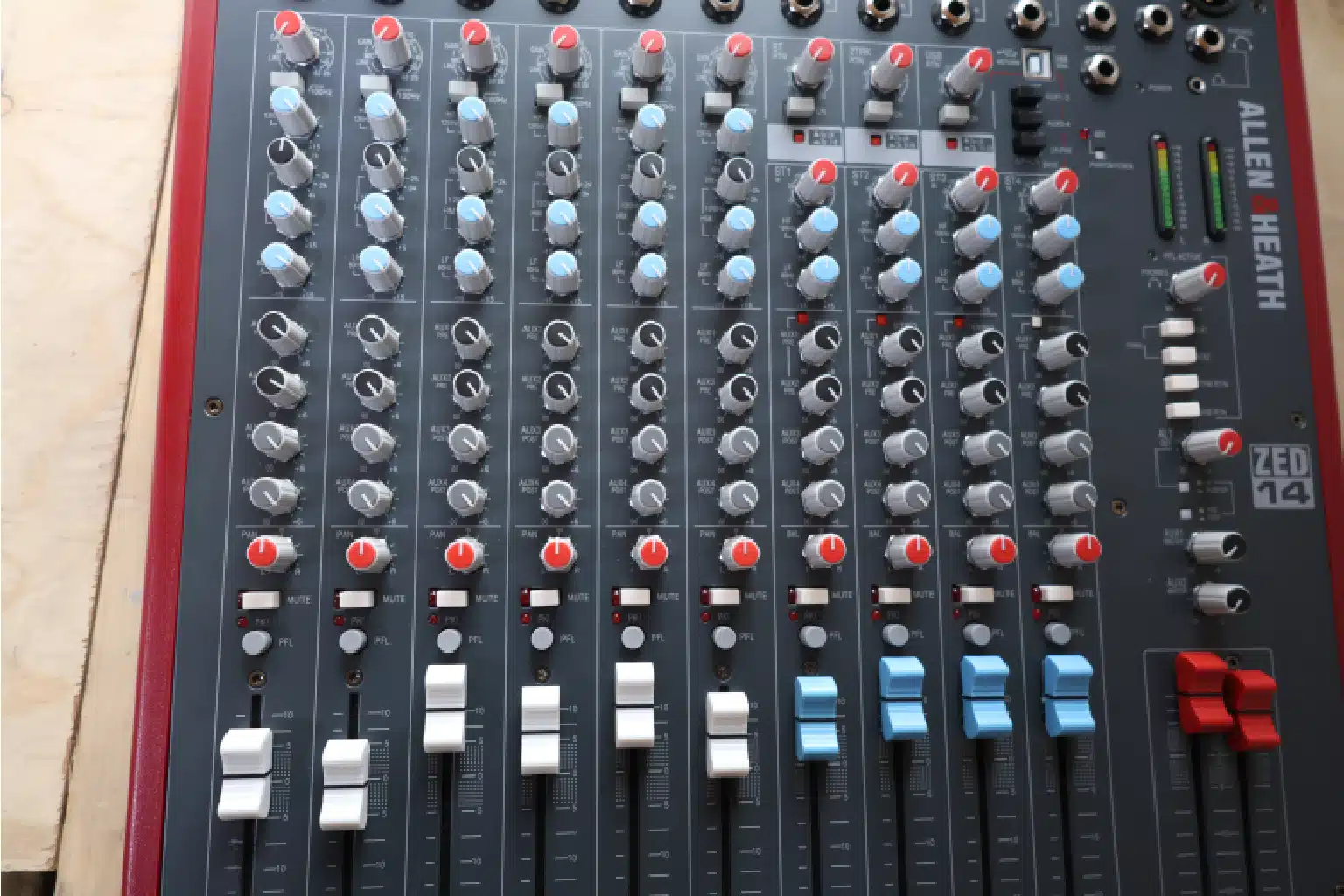 Allen & Heath ZED 14 phantom power