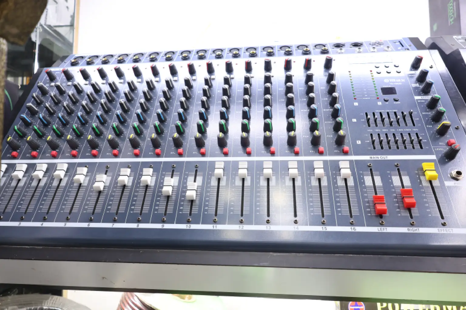 Max YA 1602D professional mixer