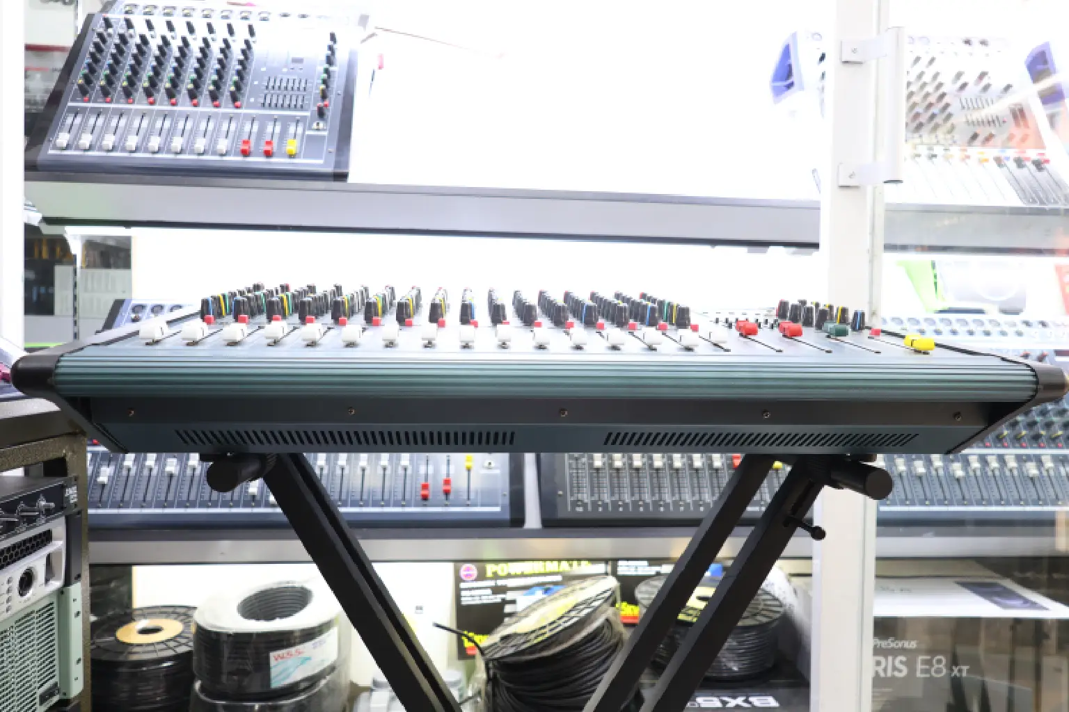 Mackie MK 1600 Connectivity