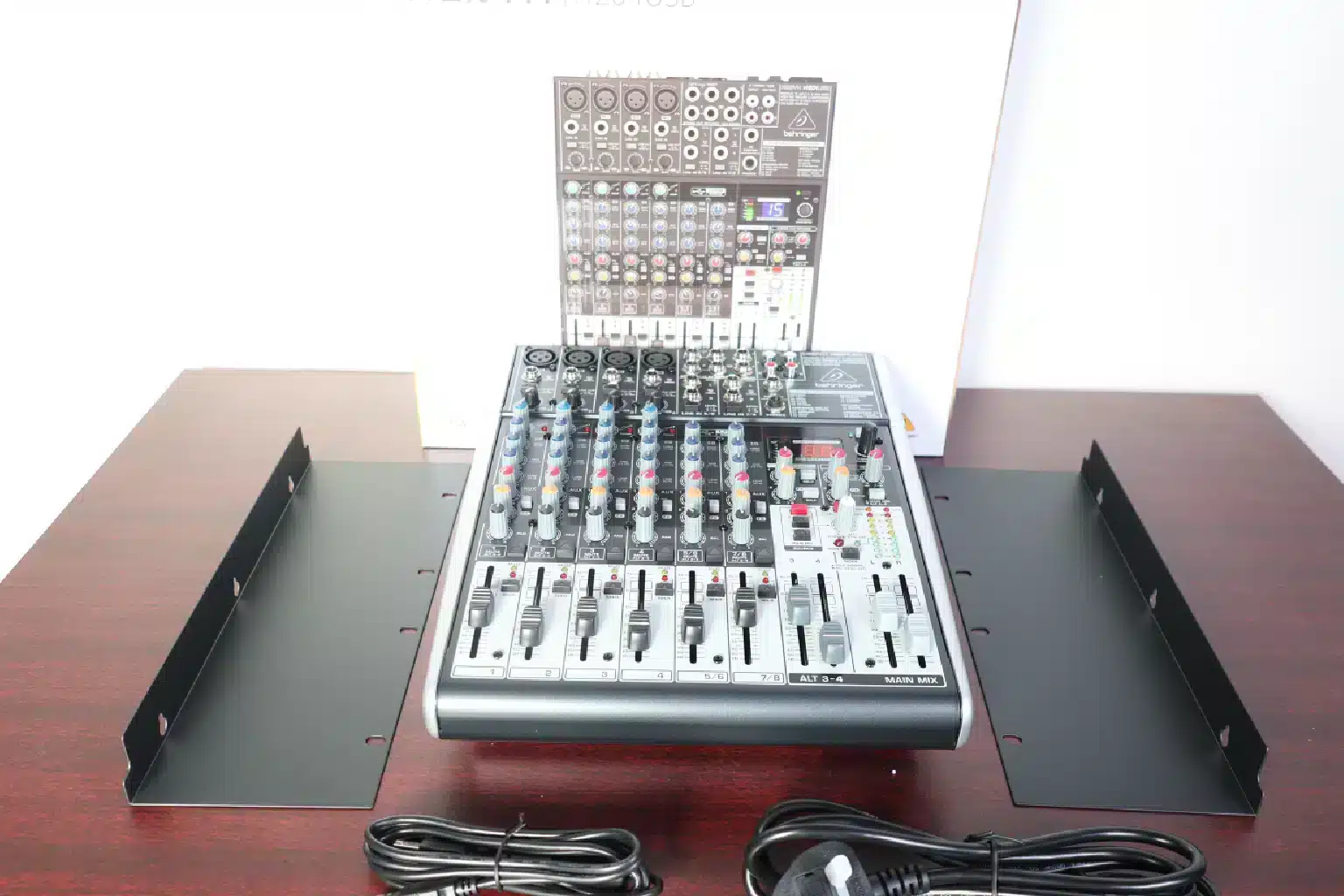 Q1204USB 2/2-Bus Mixer Nairobi