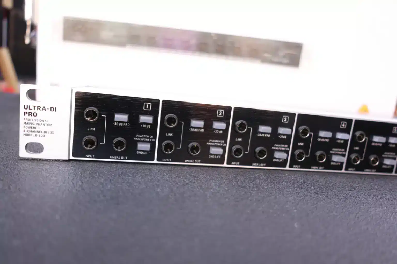 Behringer D800 vs DI100