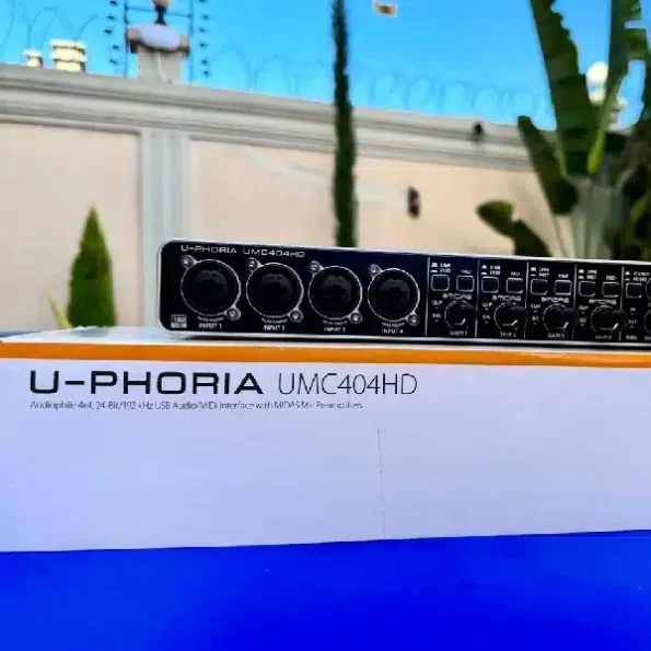 Behringer U-PHORIA UMC404