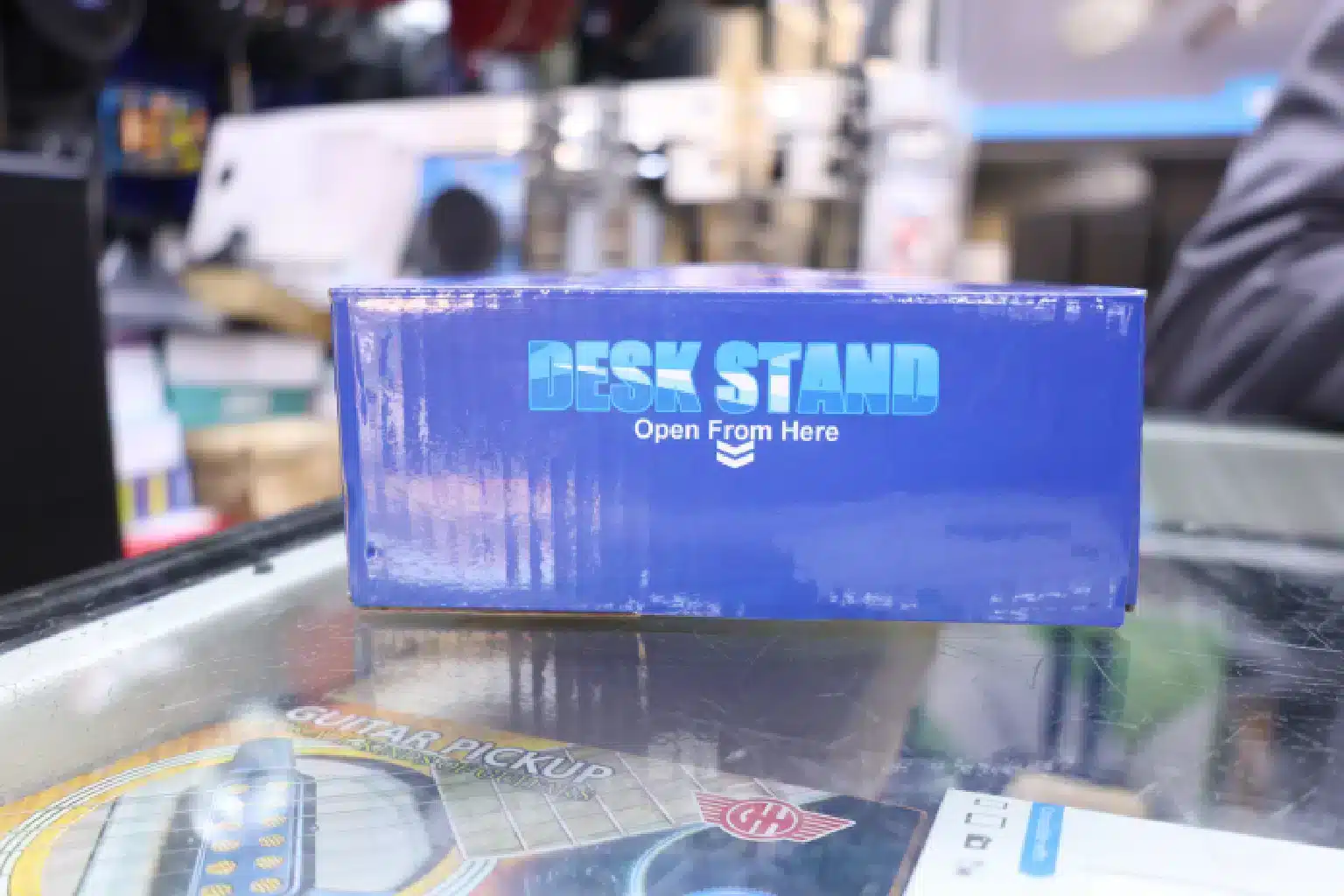 Short mic stand for desk